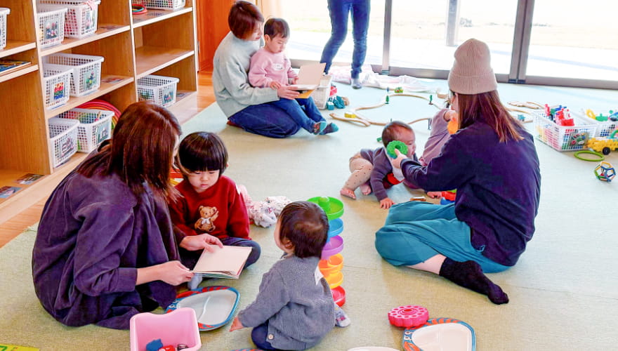 子育て支援室を利用する親子の写真