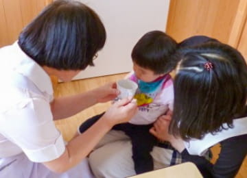 病後児保育室での保育看護の様子