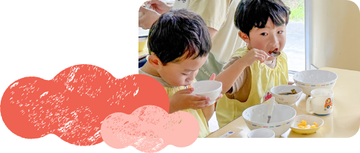 昼食を食べるこども達の写真
