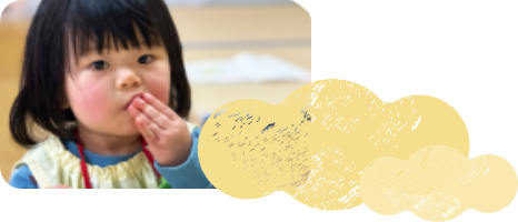 おやつを食べるこどもの写真