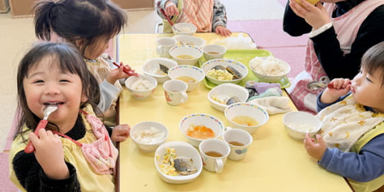 昼食を食べるこども達の写真