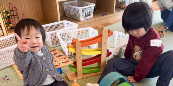 遊ぶこども達の写真