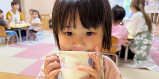 おやつを食べるこども達の写真