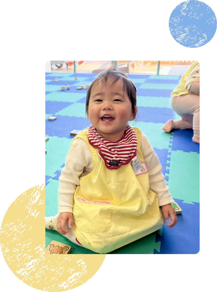 園内で遊んでいる笑顔のこども