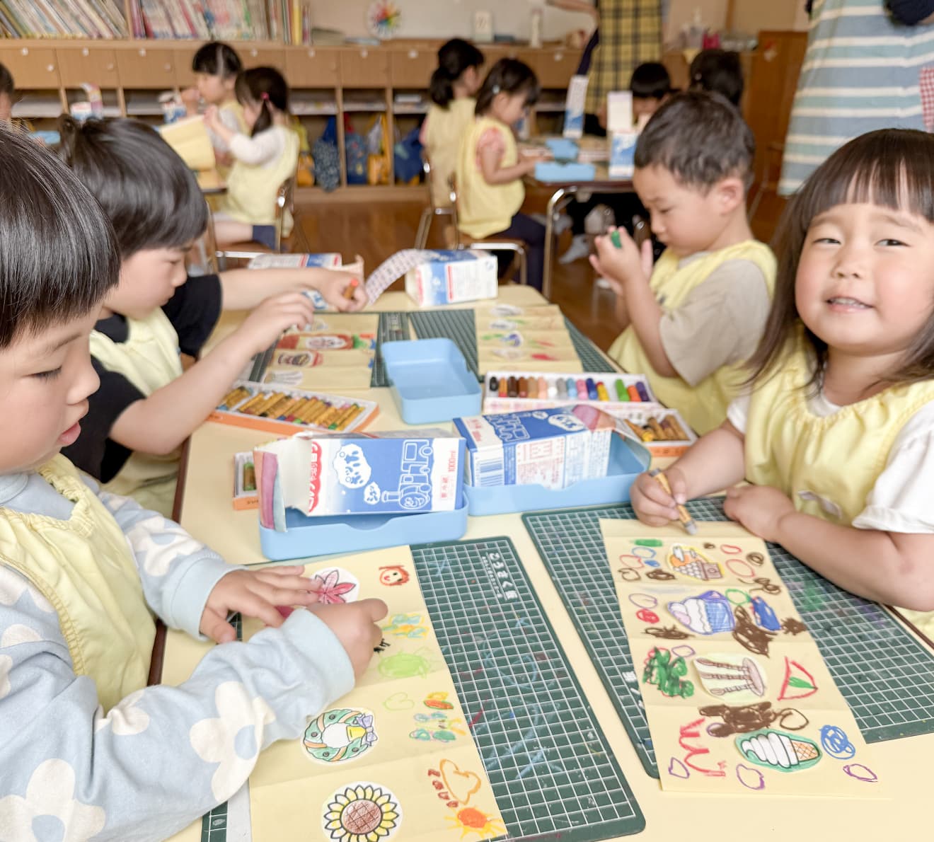 園内で遊んでいる笑顔のこども達