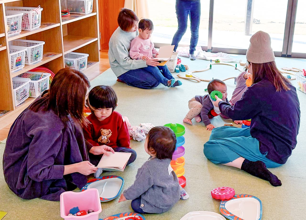 子育て支援室を利用する親子の写真
