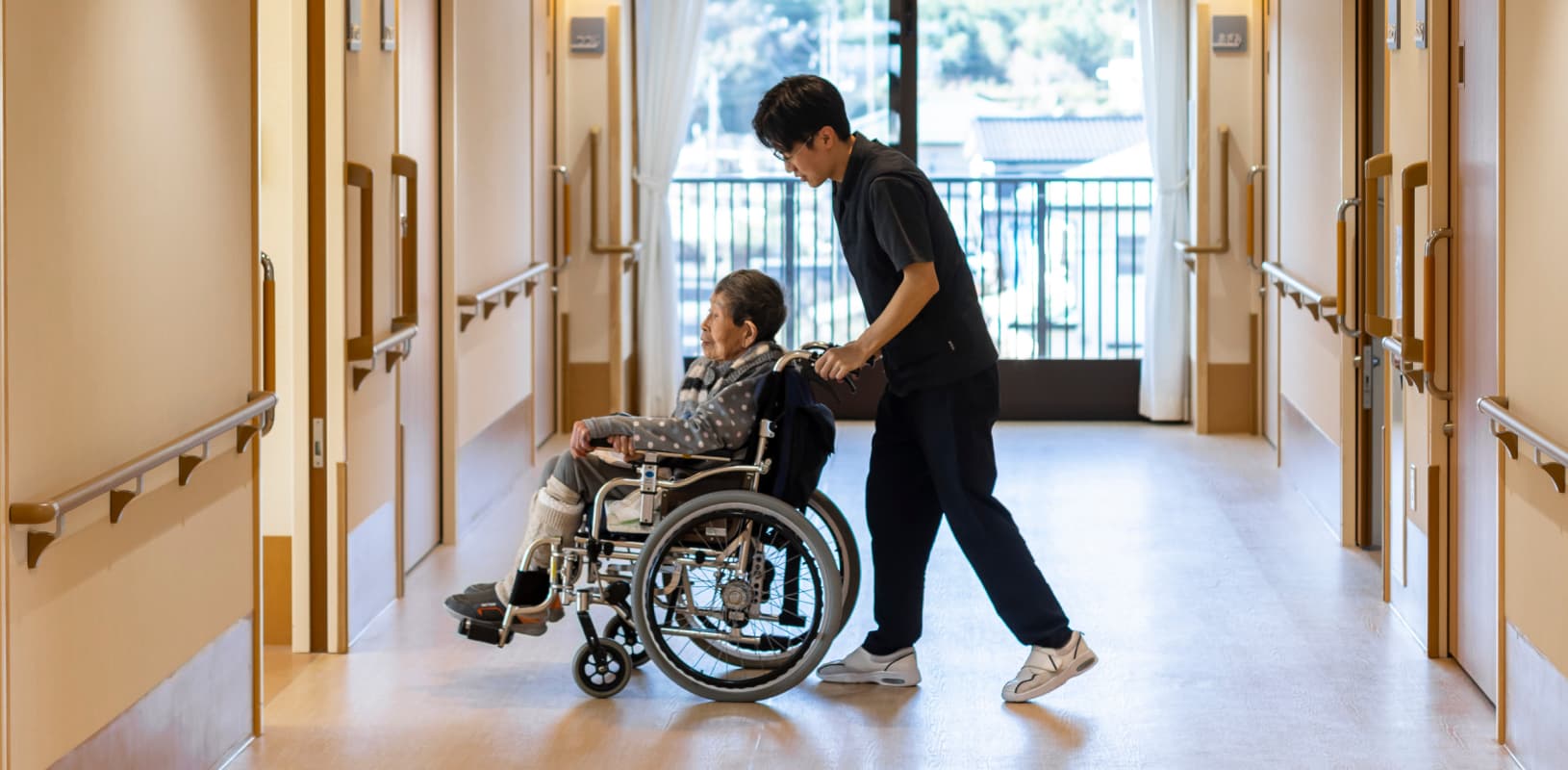 介護スタッフ 働く姿