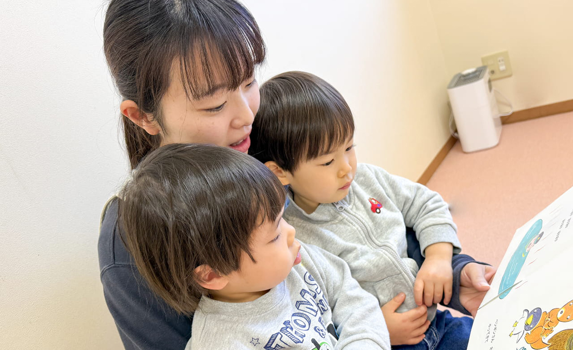 保育職のスタッフの働く姿